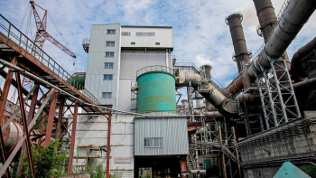 Фотография к новости: Ақсу ферроқорытпа зауытында дауылдан мұржаның бір бөлігі құлады