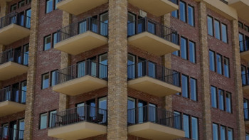 Фотография к новости: Астанада қатты жел тұрғын үйдің сыртқы қабатын жұлып әкетті