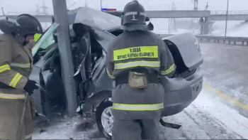 Фотография к новости: Қарағандыда жантүршігерлік апат: Жеңіл көлік бағанаға соғылып, темір үйіндісіне айналды