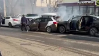 Фотография к новости: Алматыда автобус пен бес көлік соқтығысты, зардап шеккендер бар