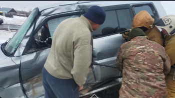 Фотография к новости: Ақмолалық құтқарушылар мыжылған көліктен жүргізушіні аман алып шықты