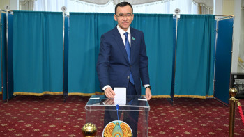 Фотография к новости: Мәулен Әшімбаев референдумда дауыс берді