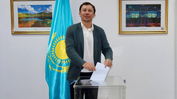 Фотография к новости: Геннадий Головкин Таиландтағы сайлау учаскесінде дауыс берді