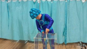 Фотография к новости: Оралдағы референдумға "Фиксик" дауыс беруге келді