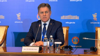 Фотография к новости: Қызға үйленуге ұсыныс жасалып, азаматтарға сыйлық таратылды: Сайлау учаскесінде қандай қызық болды?