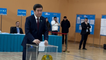 Фотография к новости: Ерлан Қошанов Астанадағы №128 сайлау учаскесінде дауыс берді