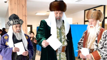 Фотография к новости: Қасым, Есім және Тәуке хандар бейнесіндегі азаматтар дауыс берді