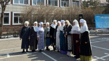 Фотография к новости: Алматыда аналар референдумда дауыс беріп, жастарға үлгі көрсетті