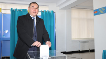 Фотография к новости: "Өзгеріс жауапкершіліктен басталады": Алматы облысының әкімі референдумда дауыс берді