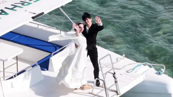 Фотография к новости: Маңғыстаулық жас жұбайлар референдум учаскесіне катермен келді