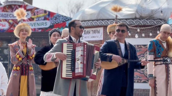 Фотография к новости: Шымкентте дауыс беру учаскелерінде алтыбақан құрылып, бауырсақ таратылды