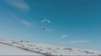 Фотография к новости: Парапланмен ұшып келді: Өскеменде экстремал референдумда дауыс берді