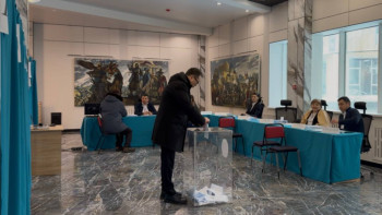 Фотография к новости: Арман Шаққалиев референдумда дауыс берді