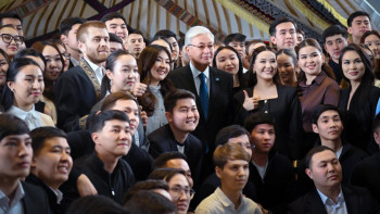 Фотография к новости: Мемлекет басшысы референдумға белсене қатысқан жастармен әңгімелесті