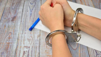 Фотография к новости: ЖИ қателігі: Әйел жазықсыз 4 ай түрмеде отырып, үйі мен көлігінен айырылды