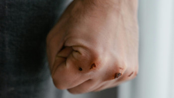 Фотография к новости: Шымкентте жоғары сынып оқушысы 5-сынып баласын соққыға жыққаны видеоға түсіп қалды