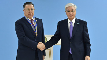 Фотография к новости: Мемлекет басшысы бір топ азаматқа мемлекеттік наградалар табыстады