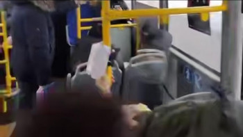 Фотография к новости: Автобустағы сұмдық: Өскеменде ер адам оқушы қыздарға тиісіп, жанжал шықты