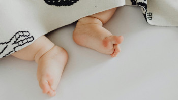 Фотография к новости: Атырауда 6 айлық сәби дәрігерге жетпей, аурухана табалдырығында көз жұмды