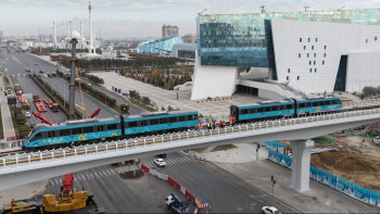 Фотография к новости: Жұмысшылар LRT вагондарын қолмен итеруде: CTS ресми түсініктеме берді