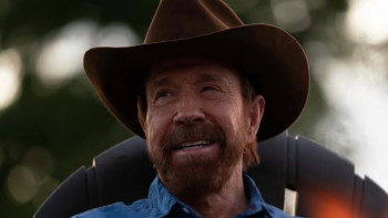 Фотография к новости: Голливудтың аңызға айналған актері Чак Норрис өмірден озды