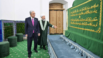 Фотография к новости: Президент Қожа Ахмет Ясауи кесенесіне зиярат етті