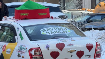 Фотография к новости: Астанада такси жүргізушісі Наурызға сай көлігін ерекше безендірген