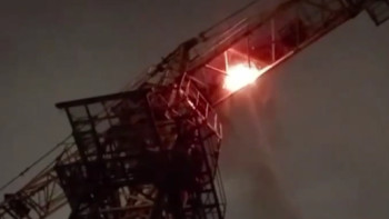 Фотография к новости: Алматыда құрылыс алаңындағы кран отқа оранды