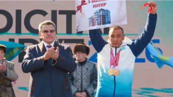 Фотография к новости: Петропавлда Ербол Хамитов пен Кристина Шумековаға пәтер кілті берілді