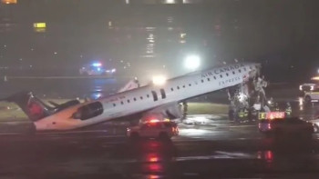 Фотография к новости: Нью-Йорк әуежайында ұшақ көлікке соғылды: Қаза тапқандар бар