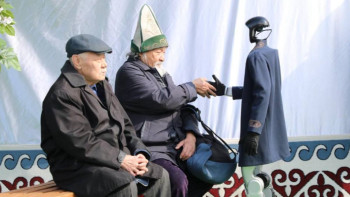 Фотография к новости: 100 қазақ үй, қазақша киінген роботтар: Алматы мерекені цифрлық форматта жаңартты