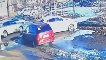 Фотография к новости: Курчатовта мас әйел тұрақта тұрған көлікті соққан