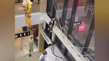 Фотография к новости: Атырауда сауда орталығында жасөспірім биіктіктен құлап кетті