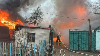 Фотография к новости: Оралда ТЖМ қызметкерлері жанып жатқан үйден адамды құтқарды