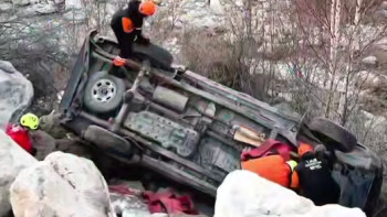 Фотография к новости: Алматыда жеңіл көлік өзенге түсіп кетті