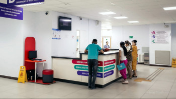 Фотография к новости: "Кедергі емес": Көзі нашар көретін Ардақ ауруханада еңбек етіп жүр