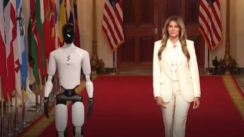 Фотография к новости: АҚШ-тың бірінші ханымы мен ЖИ-робот қызыл кілеммен жүріп өтті