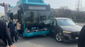 Фотография к новости: Ақтауда автобус пен жеңіл көлік соқтығысып, жолаушылар жарақат алды