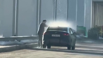 Фотография к новости: LRT конструкциясы: Астаналық жүргізуші тегін суға көлігін жуып алды