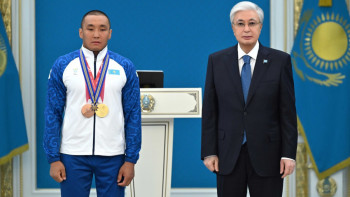 Фотография к новости: Президент Паралимпиада ойындарының чемпионы Ербол Хамитовты марапаттады