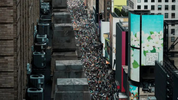 Фотография к новости: No Kings: Миллиондаған америкалық Трампқа қарсы наразылыққа шықты