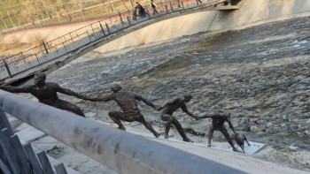 Фотография к новости: Алматыда итті құтқарған адамдарға қойылған мүсін жаһандық сенсацияға айналды