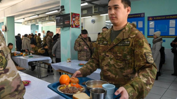 Фотография к новости: Швед үстелі: Әскердегі сарбаздар енді бауырсақ пен палаумен тамақтанады