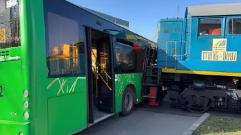 Фотография к новости: Зардап шеккендер бар: Алматы облысында автобус пойызбен соқтығысты