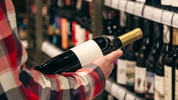 Фотография к новости: Ақтауда алкогольді лицензиясыз сатқан дүкенге айыппұл салынды