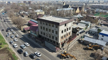 Фотография к новости: Алматыда заңсыз салынған 4 қабатты ғимарат бұзылып жатыр