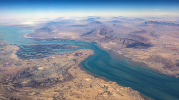 Фотография к новости: АҚШ пен Иран Ормуз бұғазы ашылса, атысты тоқтату туралы келісімді талқылауда