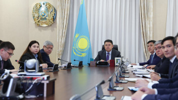 Фотография к новости: Қанат Бозымбаев: 2027 жылға қарай өңірлер ТКШ саласындағы "қызыл аймақты" толық жоюы тиіс