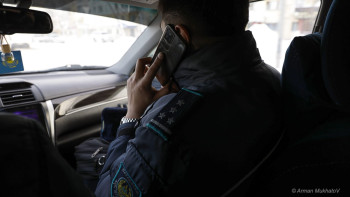 Фотография к новости: 90 мың теңге: Атырауда полицейді балағаттаған әйелдің жазасы жеңілдетілді