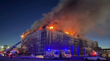 Фотография к новости: Ақтөбеде облыс әкімдігі өртеніп жатыр